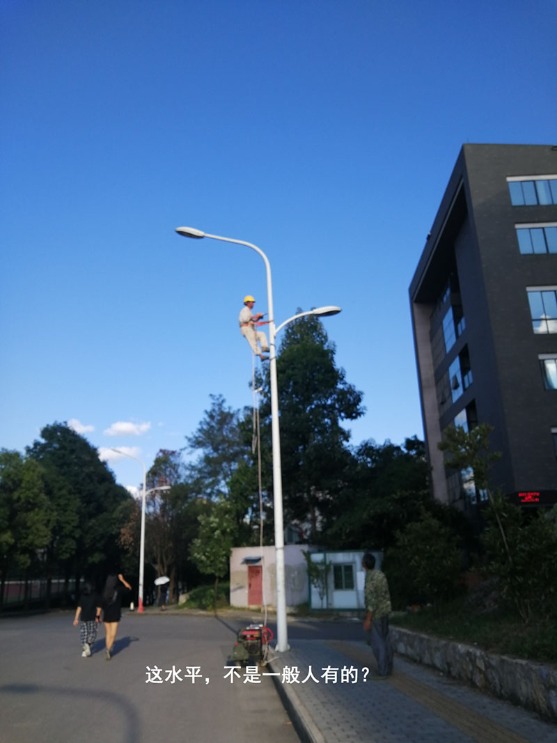 貴州某高校為本校區(qū)內(nèi)600多盞路燈更換LED燈頭及加裝太陽能LORA調(diào)光控制模塊，達(dá)到了節(jié)能和智能控制的目的。(圖8)