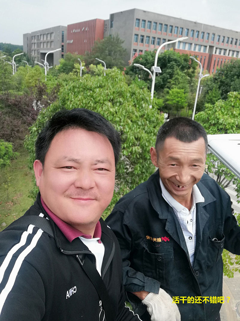 貴州某高校為本校區(qū)內(nèi)600多盞路燈更換LED燈頭及加裝太陽能LORA調(diào)光控制模塊，達(dá)到了節(jié)能和智能控制的目的。(圖10)